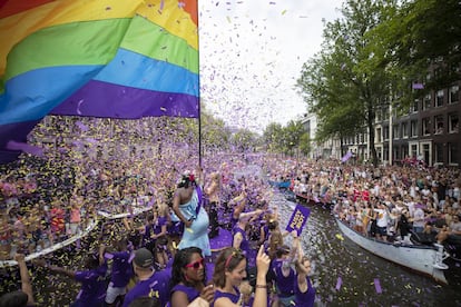 La característica geografía urbana de Ámsterdam hace que la ciudad celebre una <a href="https://www.amsterdamgaypride.nl/" target="_blank">Canal Parade</a> (este año, el sábado 3 de agosto), con los manifestantes como tripulantes de unos 80 barcos convertidos en carrozas flotantes surcando los históricos canales de la capital de los Países Bajos. Esta armada colorida y festiva partirá del museo Scheepvaart y navegará el río Amstel, desde donde tomará el canal Prinsengracht, hacia el de Westerdok. Pero la fiesta empieza antes, el 27 de julio, y está trufada de actividades culturales (con exposiciones y proyecciones de películas) y mucho sarao callejero, especialmente en las calles Reguliersdwarsstraat y Zeedijk, o en las plazas Rembrandtplein y Nieuwmarkt.