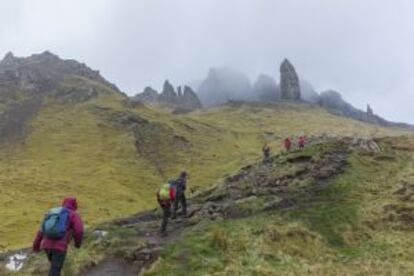 Senderistas cerca del Old Man of Storr, en la isla de Skye (Escocia).