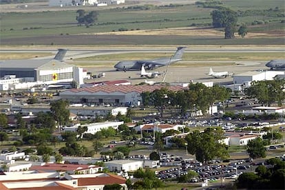 Vista de la base naval de Rota (Cádiz), con aviones de transporte Galaxy en la pista, en agosto de 2003.