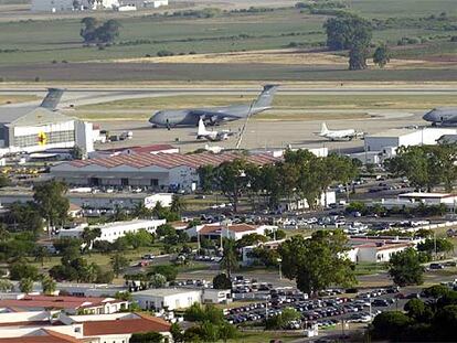 Vista de la base naval de Rota (Cádiz), con aviones de transporte Galaxy en la pista, en agosto de 2003.