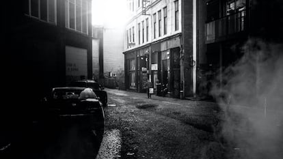 Un carrer fosc de Glasgow.