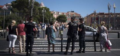 Tres polcías partrullan por las calles de Niza, el sábado.