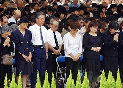 Miles de japoneses rezan en memoria de las víctimas de la bomba de Nagasaki en el Parque de la Paz.