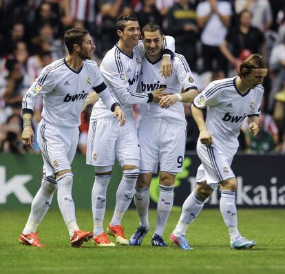 Los jugadores del Real Madrid celebran el primer gol.
