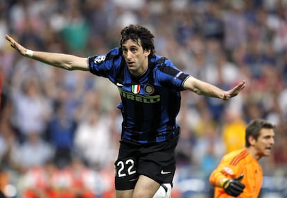 Diego Milito celebra tras marcar un gol durante la final de la Champions League entre el Inter y el Bayern de Múnich, en Madrid en 2010.