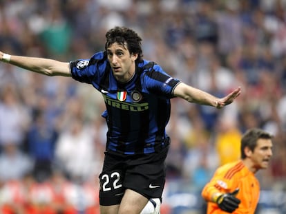 Diego Milito celebra tras marcar un gol durante la final de la Champions League entre el Inter y el Bayern de Múnich, en Madrid en 2010.