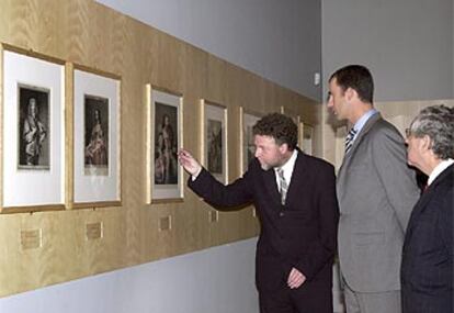 Don Felipe y el presidente de la fundación, Miguel Ángel Aguilar, escuchan al comisario de la muestra, Ger Luijten.