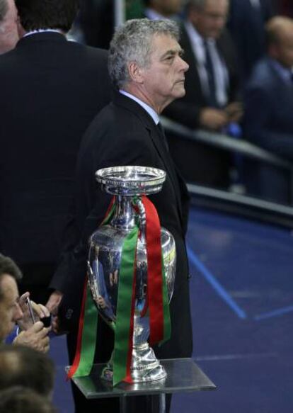 Ángel María Villar, junto al trofeo de la Eurocopa, en la final de París.