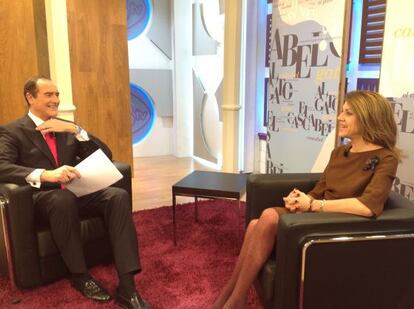 Antonio Jim&eacute;nez interviewing Mar&iacute;a Dolores de Cospedal on 13 TV.