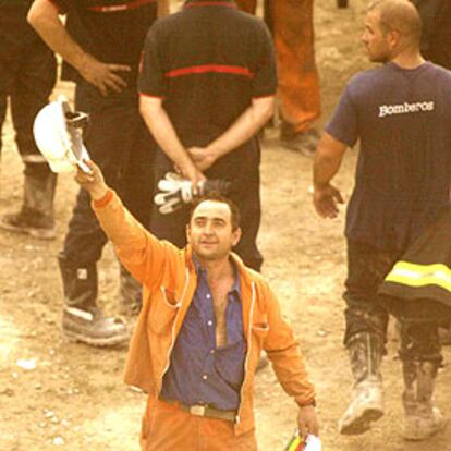 Un trabajador del AVE Madrid-Valladolid saluda a su familia nada más salir del túnel.