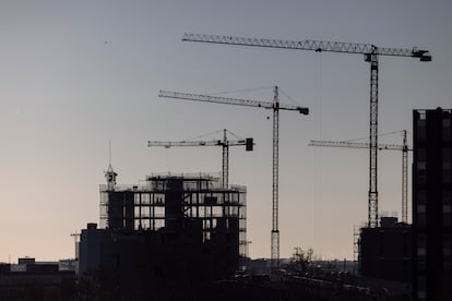 Obras de construcción de vivienda nueva en el barrio de La Marina de la Zona Franca de Barcelona, que concentra buena parte de la edificación, este martes.