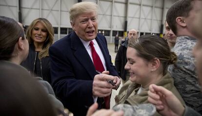 Donald Trump y la primera dama, Melania, durante una visita a la base de Ramstein Air Base, en Alemania.