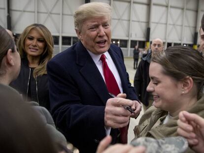 Donald Trump y la primera dama, Melania, durante una visita a la base de Ramstein Air Base, en Alemania.