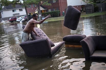 Vince Ware traslada sus sof&aacute;s desde su casa inundada en Houston, Texas.