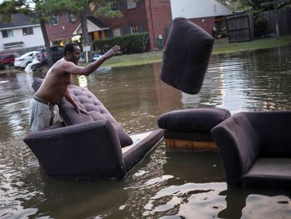 Vince Ware traslada sus sof&aacute;s desde su casa inundada en Houston, Texas.