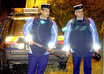 Dos gendarmes que participaban anoche en un control de carreteras en las cercanías de Bayona.