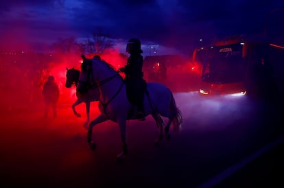 La policía custodia la llegada del autobús del Atlético de Madrid al estadio Metropolitano este miércoles.      