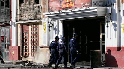 Agentes de la Policía Judicial acceden a la discoteca Fonda Milagros, en Murcia, mientras realizan labores de investigación.