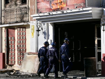 Agentes de la Policía Judicial acceden a la discoteca Fonda Milagros, en Murcia, mientras realizan labores de investigación.