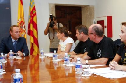 Alberto Fabra, junto a los miembros de la asociación de víctimas del accidente del metro, antes de comenzar la reunión.