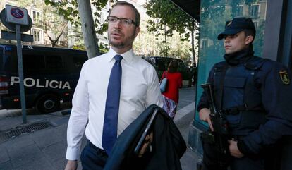 Javier Maroto llega a la sede del PP en la calle de Génova (Madrid) en octubre de 2016.