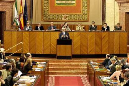 Manuel Chaves se dirige ayer desde la tribuna a los diputados.