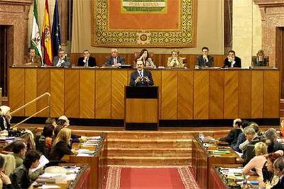 Manuel Chaves se dirige ayer  desde la tribuna a los diputados.