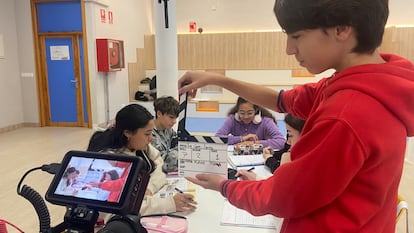 Alumnos de Secundaria de Madrid, durante la grabación de un cortometraje en su centro en la edición de 2024 de MICE.