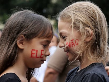 Dos niñas con el lema "Él no" escrito en sus mofletes, en referencia al candidato ultra Jair Bolsonaro, el pasado 29 de septiembre en Río de Janeiro.