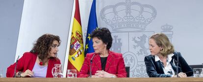 La ministra de Hacienda, María Jesús Montero (izquierda); la portavoz del Ejecutivo, Isabel Celaá (centro), y la titular de Economía, Nadia Calviño.