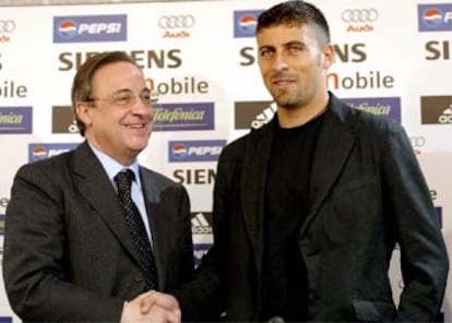 Walter Samuel y Florentino Pérez, hoy en rueda de prensa en el Santiago Bernabéu.