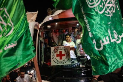 Un autobús con presos palestinos abandonaba el sabado la cárcel israelí de Ofer tras el canje con rehenes en manos de Hamás.