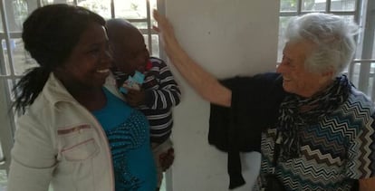 La abuela Irma, en un orfanato en Kenia.