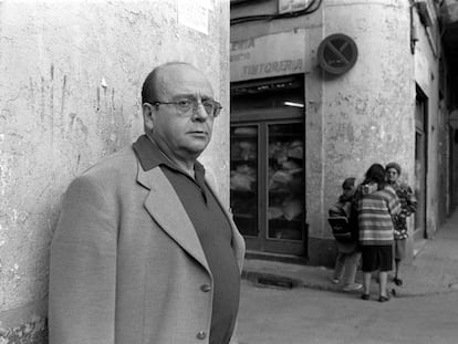 Manuel Vázquez Montalbán, en un carrer de Barcelona, el febrer del 1997.