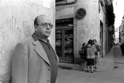 Manuel V&aacute;zquez Montalb&aacute;n, en una calle de Barcelona,en febrero de 1997. 