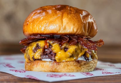 La hamburguesa Singular, galardonada como mejor del mundo 2025. Imagen proporcionada por la empresa Hundred Burgers.