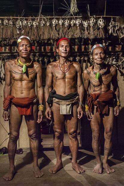 Los mentawai practican una antigua costumbre titi que consiste en grabar en el cuerpo un denso motivo de líneas simétricas dando pequeños golpecitos con instrumentos cortantes de madera, y luego tiznarlas utilizando el jugo de la caña de azúcar como pigmento. Los motivos  titi de los hombres son claramente distintos de los de las mujeres, aunque también hay diferencias entre ellos dependiendo de la zona geográfica del clan. En la foto, de izquierda a derecha, los sikerei Aman Masit Dere, Aman Ipae y Aman Lappe.