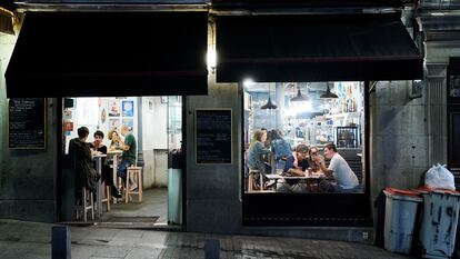 Varias personas en una cafetería de Madrid durante la primera jornada en la que se permite el cierre a la 01.00 en hostelería y recintos culturales el 31 de mayo de 2021.