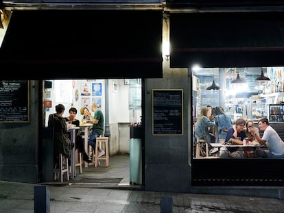 Varias personas en una cafetería de Madrid durante la primera jornada en la que se permite el cierre a la 01.00 en hostelería y recintos culturales el 31 de mayo de 2021.
