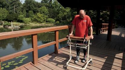 Darek Fidyka camina con su andador en el Centro de Neurorehabilitaci&oacute;n AKSON, en Wroclaw (Polonia).