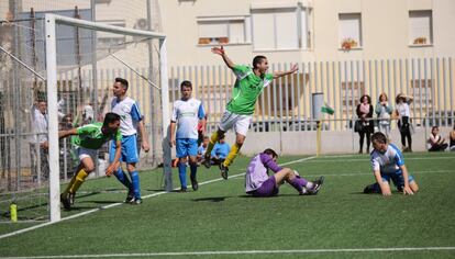 Hamza e Hicham celebran uno de los seis goles marcados por su equipo en el último partido de la temporada, el 12 de marzo de 2017.