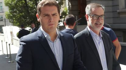 El l&iacute;der de Ciudadanos, Albert Rivera, y el secretario general, Jos&eacute; Manuel Villegas, tras la reuni&oacute;n de su grupo parlamentario.