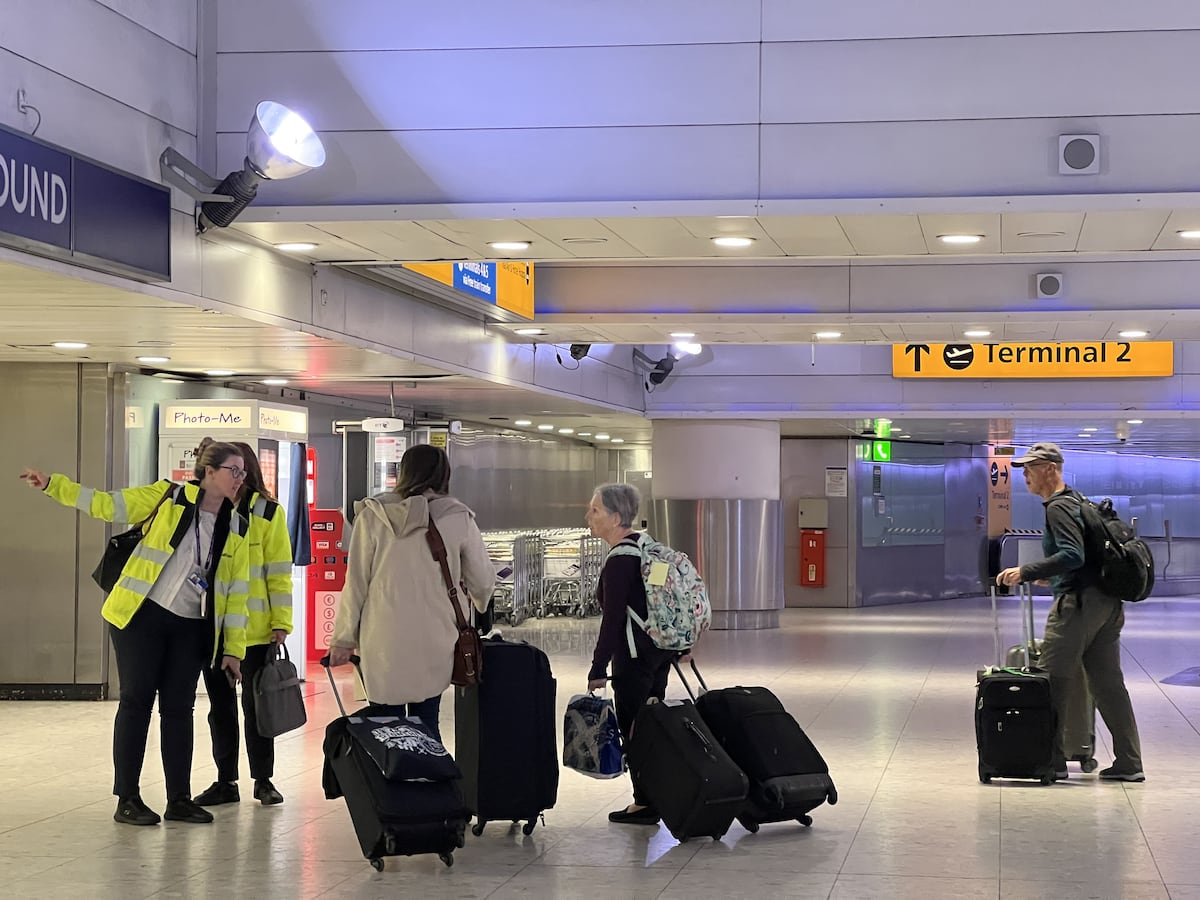 El aeropuerto londinense de Heathrow reabre tras evacuar una de sus terminales por la presencia de “material peligroso”