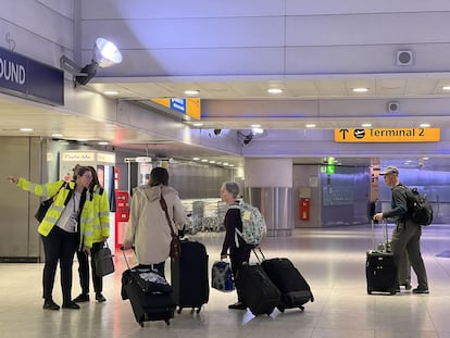 Varios pasajeros eran desalojados este lunes del aeropuerto de Heathrow (Londres).