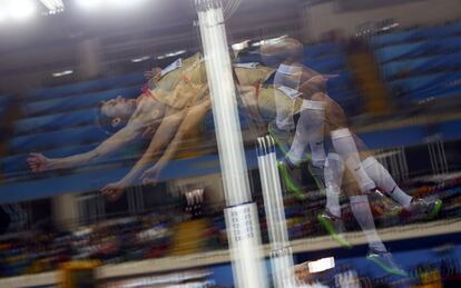 Una imagen de exposición múltiple muestra a Raul Spank de Alemania durante la prueba de salto de altura.