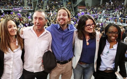 Pablo Iglesias en el mitin de Alicante con Rita Boshao, Mónica OltraJoan Baldoví y Angela Ballester.