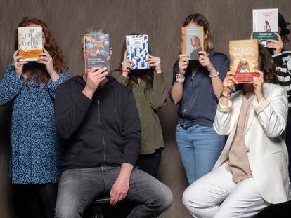 BARCELONA 2023 03 20
De Izda. a dcha. Gemma Ventura, Marc Vintró, Andrea Genovart, Marta Pasqual, Laia Perarnau y Gemma Ruiz, posan para el suplemento cultural Quadern. Foto: Carles Ribas
