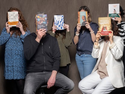 BARCELONA 2023 03 20
De Izda. a dcha. Gemma Ventura, Marc Vintró, Andrea Genovart, Marta Pasqual, Laia Perarnau y Gemma Ruiz, posan para el suplemento cultural Quadern. Foto: Carles Ribas