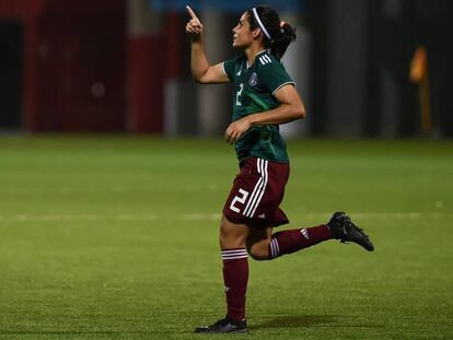 Kenti Robles celebra un gol con México.