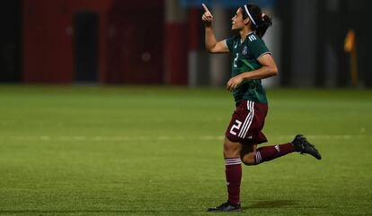 Kenti Robles celebra un gol con México.